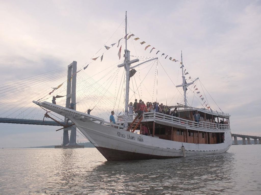 Belajar Pariwisata di Kolong Jembatan Suramadu dengan Kapal Pinisi