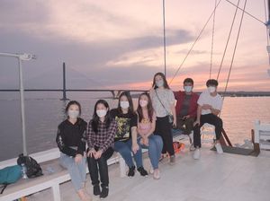 Snapshot Ngabuburit: Berburu Sunset di Kolong Suramadu dengan Kapal Pinisi