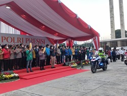 Kapolri Salurkan 30 Ribu Bansos Bersama Mahasiswa dan Organisasi Pemuda