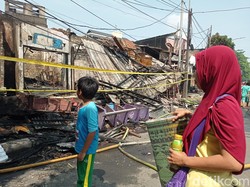 Kebakaran Pasar Gembrong, Ibu Ini Menangis Rumahnya Ludes Terbakar