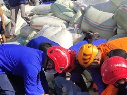 Ngeri! Truk ODOL Muatan Sekam Terguling Timpa Pemotor di Magelang