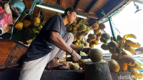 Segarnya Kelapa Muda yang Laris Manis Saat Ramadan