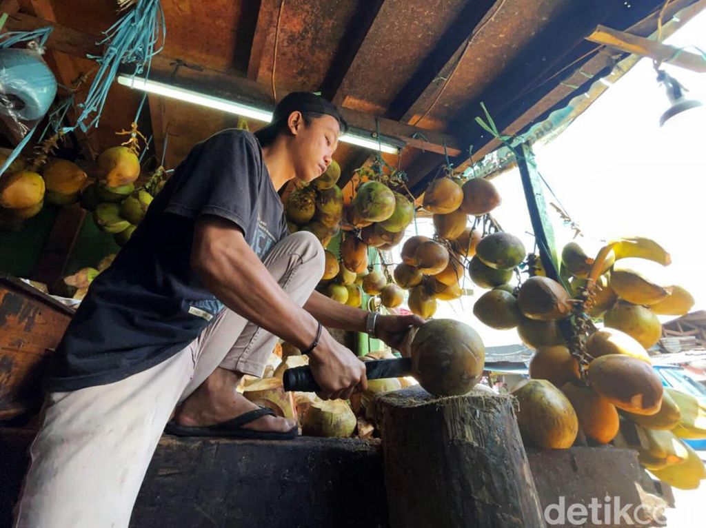 Segarnya Kelapa Muda yang Laris Manis Saat Ramadan Segarnya Kelapa Muda yang Laris Manis Saat Ramadan