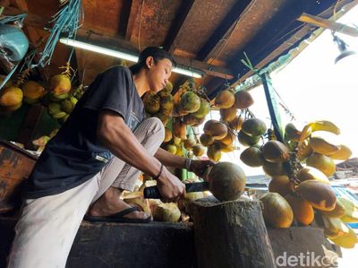Segarnya Kelapa Muda yang Laris Manis Saat Ramadan