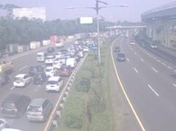 H-7 Lebaran, Lalin di Tol Bekasi Arah Jakarta Macet Parah