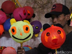 Pembuat Lampion Tongkat Pengganti Obor Saat Takbiran Cuan Banget Saat Ramadan