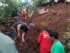 Longsor Terjang Tasik, 1 Rumah Warga Rusak-Jalan Penghubung 2 Desa Putus