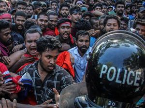 Krisis Ekonomi Kian Parah, Ribuan Mahasiswa Kepung Rumah PM Sri Lanka!