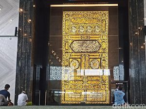 Kiswah Penutup Kabah di Masjid Al-Fattah Tulungagung Beratnya 120 Kg Kiswah Penutup Kabah di Masjid Al-Fattah Tulungagung Beratnya 120 Kg