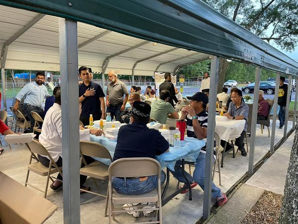 Komunitas Muslim di Masjid Istiqlal Houston Adakan Bukber Hingga Berkebun