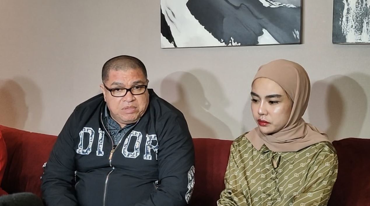 Medina Zein dan kuasa hukumnya Razman Arif Nasution