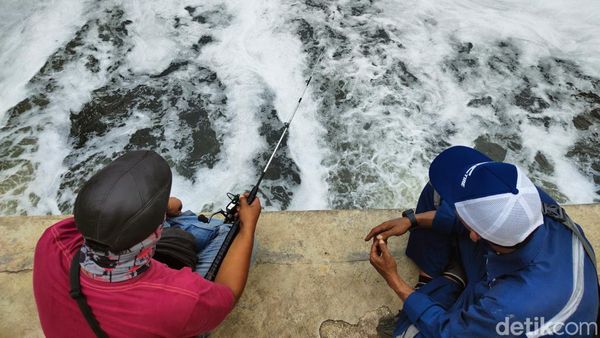 Memancing di Tengah Sungai Penuh Limbah, Bisa Kok!