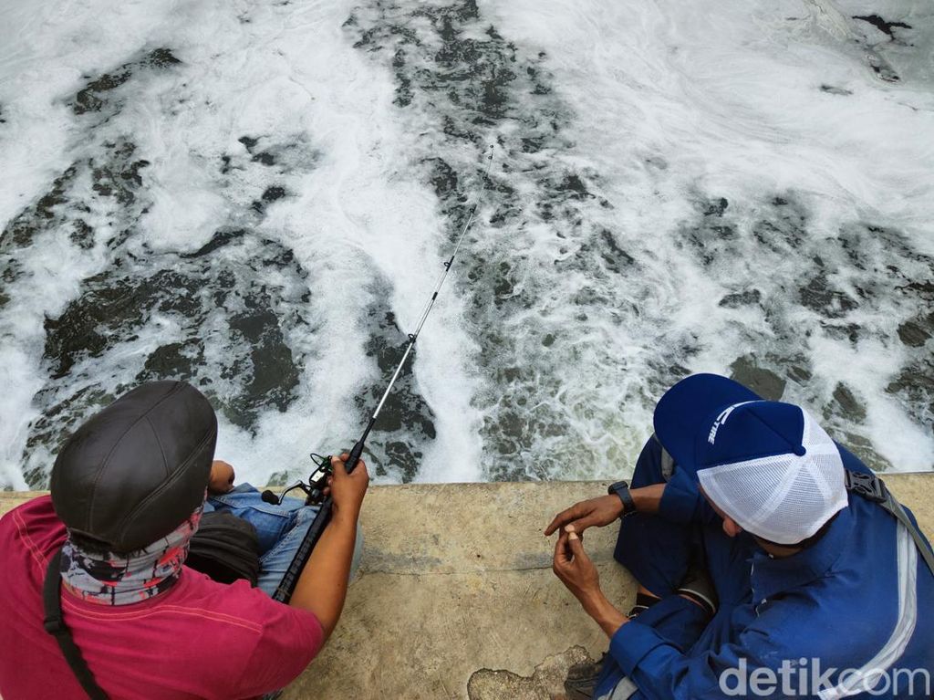 Memancing di Tengah Sungai Penuh Limbah, Bisa Kok! Memancing di Tengah Sungai Penuh Limbah, Bisa Kok!