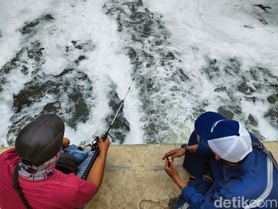 Memancing di Tengah Sungai Penuh Limbah, Bisa Kok!