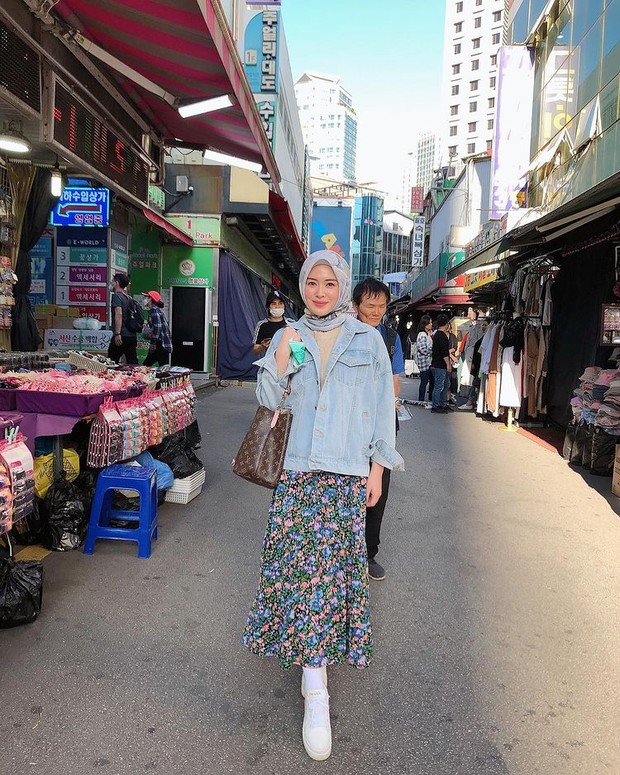 Mix and Match Busana Hijab dengan Jaket Jeans ala Ayana Jihye Moon Ayana Jihye Moon