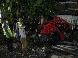 Mobil Ringsek Tertabrak Kereta di Surabaya, 3 Orang Tewas