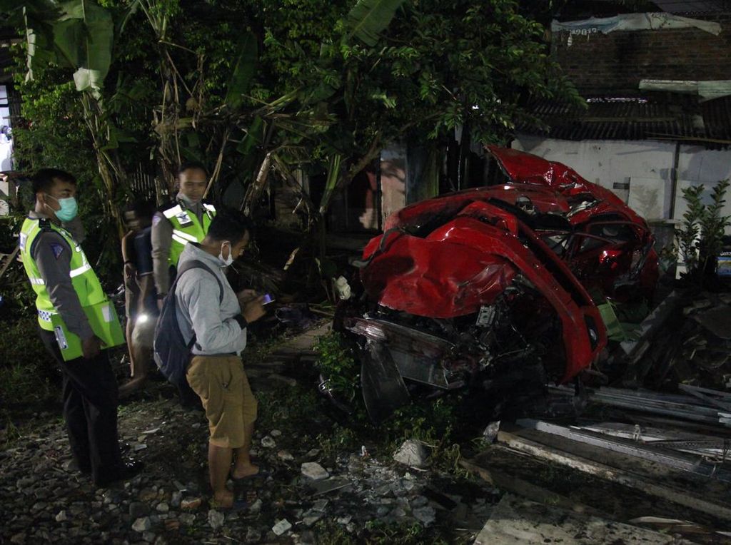 Mobil Ringsek Tertabrak Kereta di Surabaya, 3 Orang Tewas Mobil Ringsek Tertabrak Kereta di Surabaya, 3 Orang Tewas