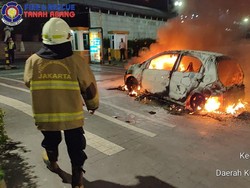 Mobil Terbakar Hingga Hangus di Jenderal Sudirman Jakpus