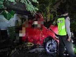 Mobil Tertabrak Kereta Api di Surabaya, Tiga Orang Tewas