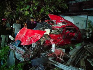 Detik-detik Brio Tertabrak KA Sancaka Tewaskan Tiga Orang di Surabaya Detik-detik Brio Tertabrak KA Sancaka Tewaskan Tiga Orang di Surabaya