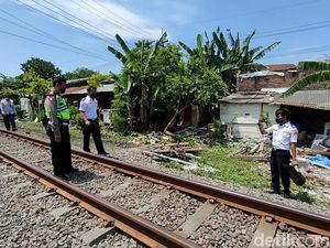 Polisi-Dishub Olah TKP di Lokasi Mobil Tertabrak KA Tewaskan 3 Orang Polisi-Dishub Olah TKP di Lokasi Mobil Tertabrak KA Tewaskan 3 Orang