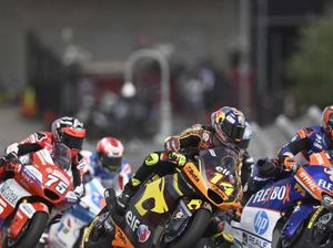 Kaos di Moto2 Portugal: 9 Pebalap Crash Masal, 1 Motor Terbakar Kaos di Moto2 Portugal: 9 Pebalap Crash Masal, 1 Motor Terbakar