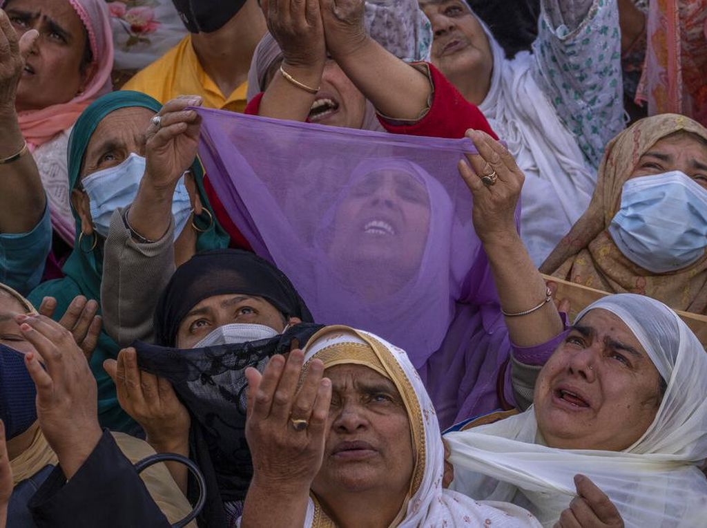 Histeria Warga Kashmir Saat Ditunjukkan Barang Pribadi Nabi Muhammad