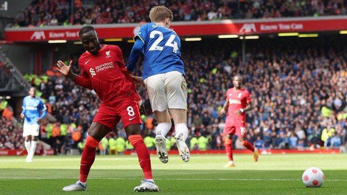 Soccer Football - Premier League - Liverpool v Everton - Anfield, Liverpool, Britain - April 24, 2022  Evertons Anthony Gordon goes down as Liverpools Naby Keita reacts REUTERS/Phil Noble EDITORIAL USE ONLY. No use with unauthorized audio, video, data, fixture lists, club/league logos or live services. Online in-match use limited to 75 images, no video emulation. No use in betting, games or single club /league/player publications.  Please contact your account representative for further details.