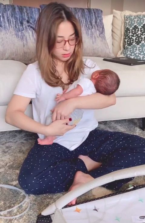 Nikita Willy saat menggendong baby Izz.