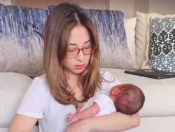 Cara Duduk Nikita Willy Jadi Sorotan saat Gendong Baby Izz