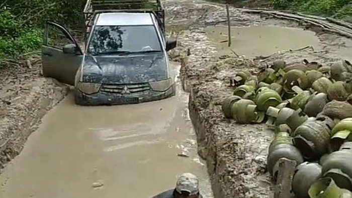 Jalan rusak di OKI