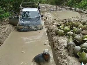 Viral Jalan Rusak Penuh Lumpur-Tabung Gas Berserakan di OKI