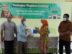 Pemkot Mojokerto Bagikan Paket Sembako ke Ketua RT/RW di 18 Kelurahan