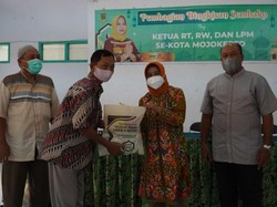 Semringahnya Hasan Dapat Beras-Minyak Goreng dari Pemkot Mojokerto