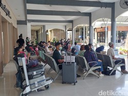 Pemudik Mulai Padati Stasiun Gubeng