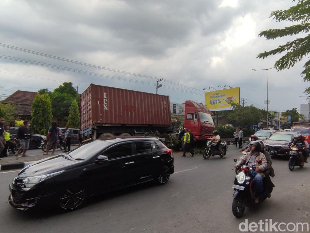 Truk Kontainer Nangkring di Median Jalan Majapahit Semarang, Lalin Macet