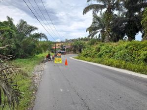 Anggota DPR Aceh Minta Jalan Menuju Pintu Tol Baitussalam Diperluas Anggota DPR Aceh Minta Jalan Menuju Pintu Tol Baitussalam Diperluas