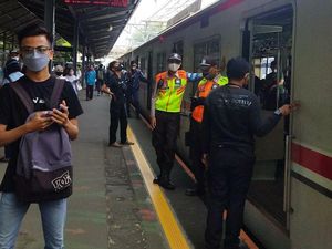 Viral di Twitter, Laki-laki Alami Pelecehan di KRL!