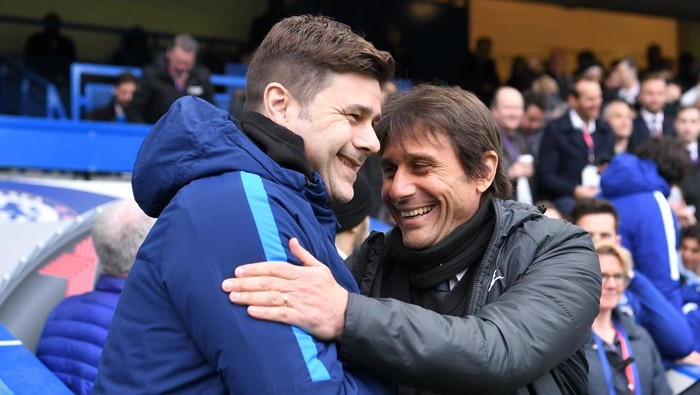 LONDON, ENGLAND - APRIL 01: Mauricio Pochettino, Manager of Tottenham Hotspur and Antonio Conte, Manager of Chlsea  shake hands prior to the Premier League match between Chelsea and Tottenham Hotspur at Stamford Bridge on April 1, 2018 in London, England.  (Photo by Michael Regan/Getty Images)