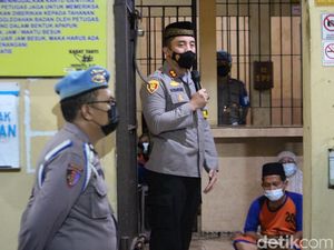 Semringahnya Tahanan Polres Jombang Santap Sate-Gule Saat Bukber