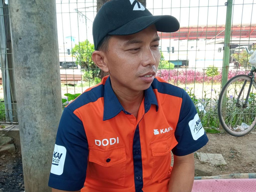 Porter di Bekasi Cerita Pilih Loncat dari Kereta Ketimbang Terbawa ke Cikampek