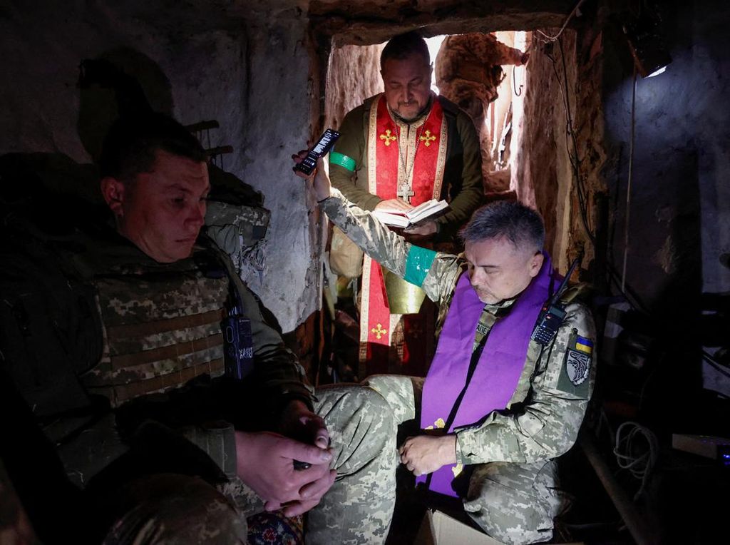 Potret Tentara Ukraina Rayakan Paskah di Medan Perang