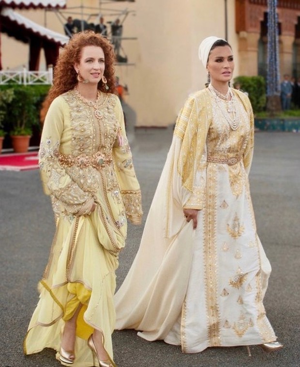 Putri Lalla Salma mengenakan kaftan berwarna kuning bertabur hiasan emas dan permata.