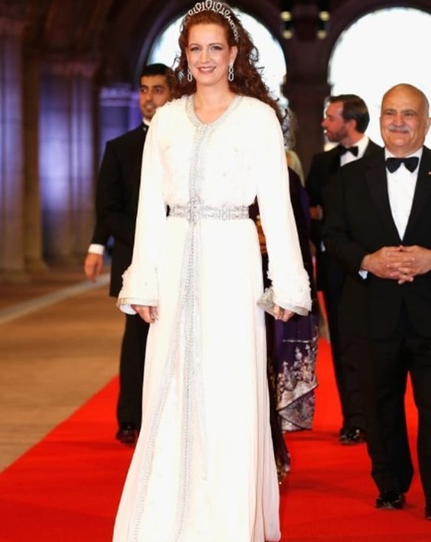 Putri Lalla Salma mengenakan kaftan putih dan mahkota sebagai aksesoris rambutnya
