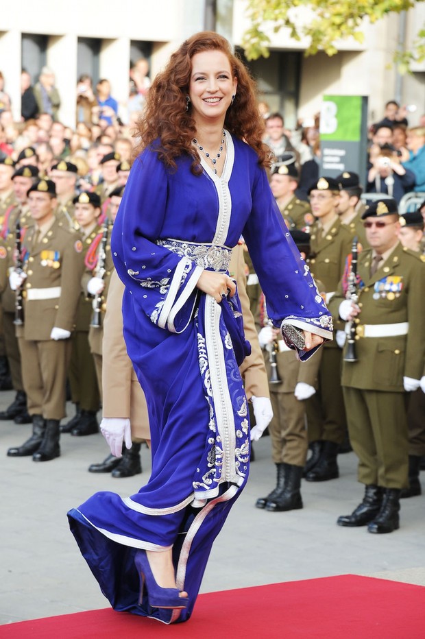Putri Lalla Salma mengenakan kaftan biru emas