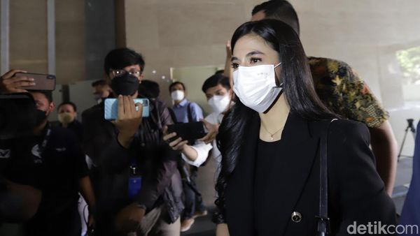 DJ Una Serba Hitam Datangi Bareskrim