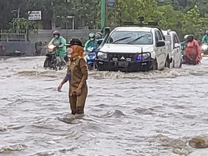 Diguyur Hujan Sejak Pagi, 29 Ruas Jalan di Samarinda Banjir Diguyur Hujan Sejak Pagi, 29 Ruas Jalan di Samarinda Banjir
