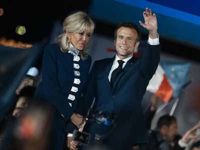 Senyum Kebahagiaan Macron Usai Pertahankan Kursi Presiden Prancis