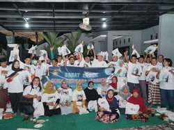 Relawan Erick Thohir Gelar Bukber hingga Bagi-bagi Sembako ke Warga