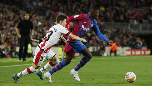 Soccer Football - LaLiga - FC Barcelona v Rayo Vallecano - Camp Nou, Barcelona, Spain - April 24, 2022 FC Barcelona's Ousmane Dembele in action with Rayo Vallecano's Fran Garcia REUTERS/Albert Gea